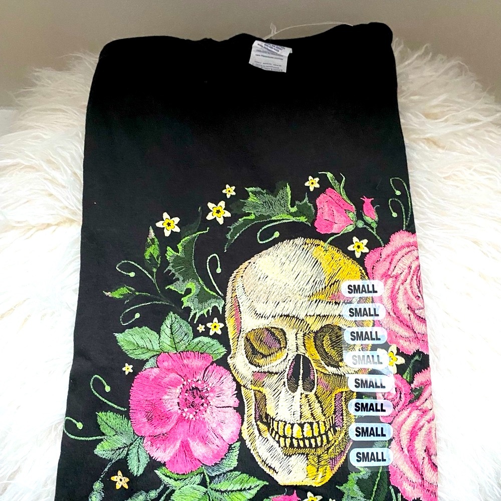 Skull & Roses🌹 Graphic Tee - Picture 3 of 6